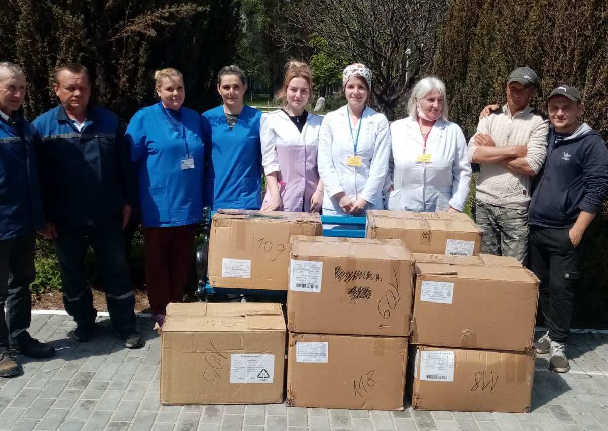 Коллектив центра медреабилитации «Верасок» передал гуманитарную помощь «Красному Кресту» 