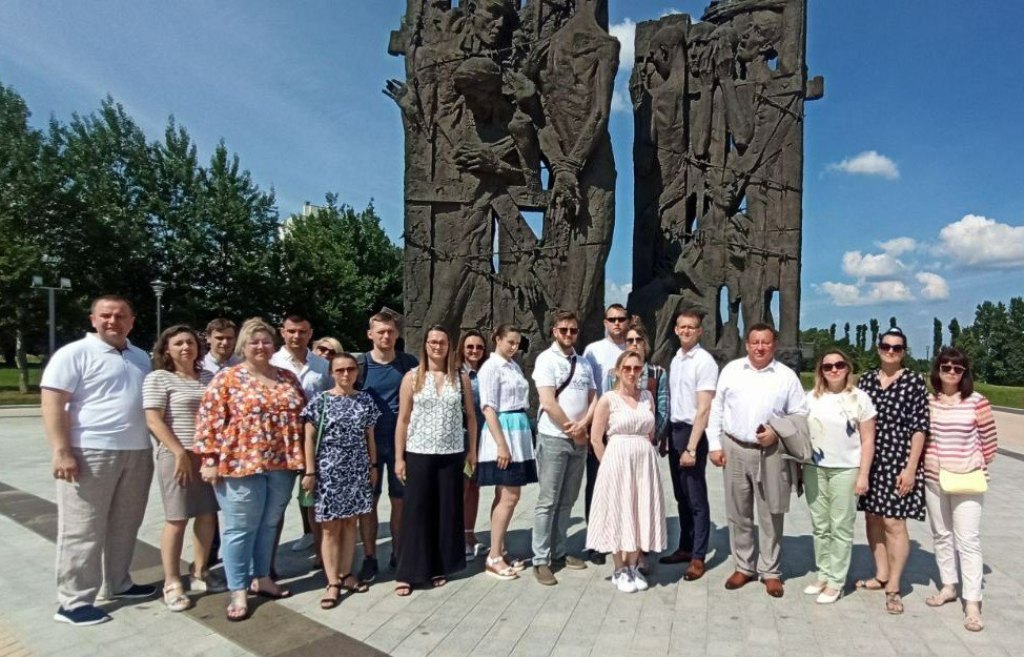 Вячеслав Шило вместе с членами Молодежного Совета отраслевого профсоюза посетили Мемориальный комплекс «Тростенец»