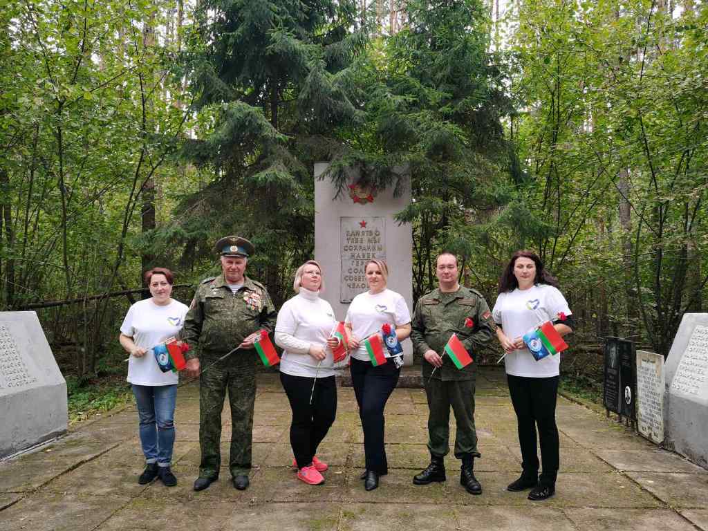 Медики Добрушской ЦРБ навели порядок на Братской могиле солдат Великой Отечественной войны 