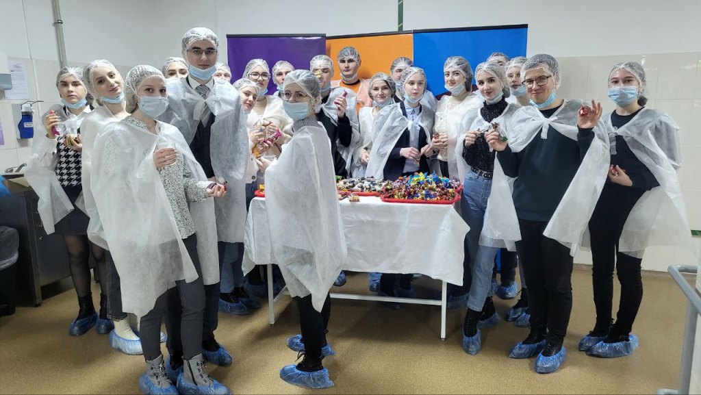 На самой «сладкой» фабрике в Гомеле побывали с дегустацией студенты Гомельского медуниверситета