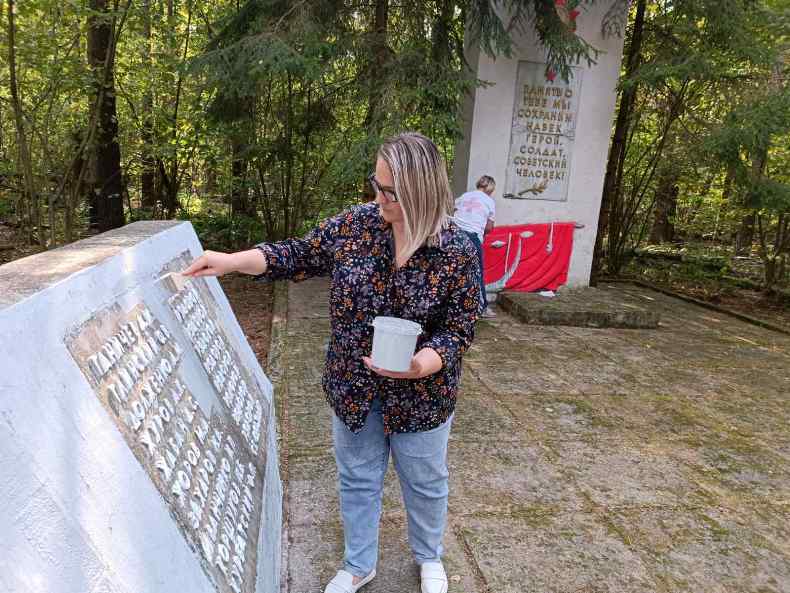 Медработники Добрушской ЦРБ благоустроили памятник погибшим в годы Великой Отечественной войны 
