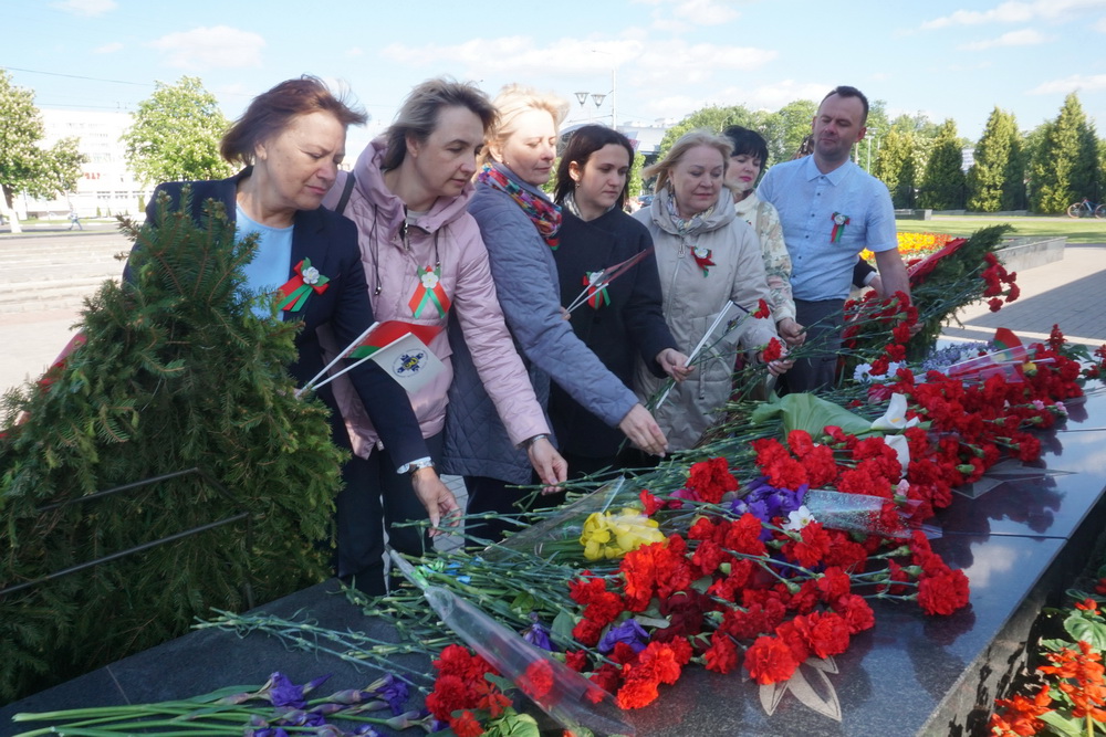 Представители Гомельской областной организации Белорусского профсоюза работников здравоохранения возложили цветы к монументу солдата на Аллее Героев в Гомеле