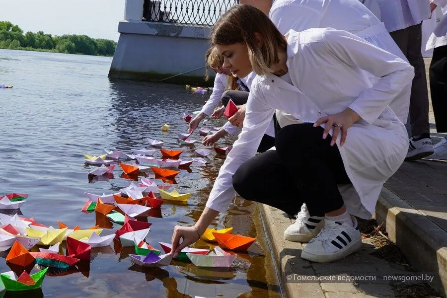 Студенты Гомельского медуниверситета провели патриотическую акцию «Река памяти»