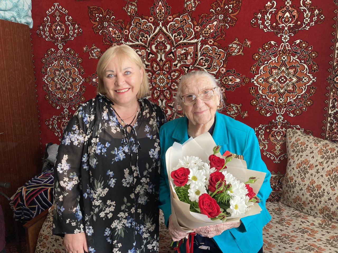Надежда Зимина поздравила с предстоящим праздником Победы ветерана войны Ульяну Григорьевну Савостьянову, которая встречает свою 102-ю весну