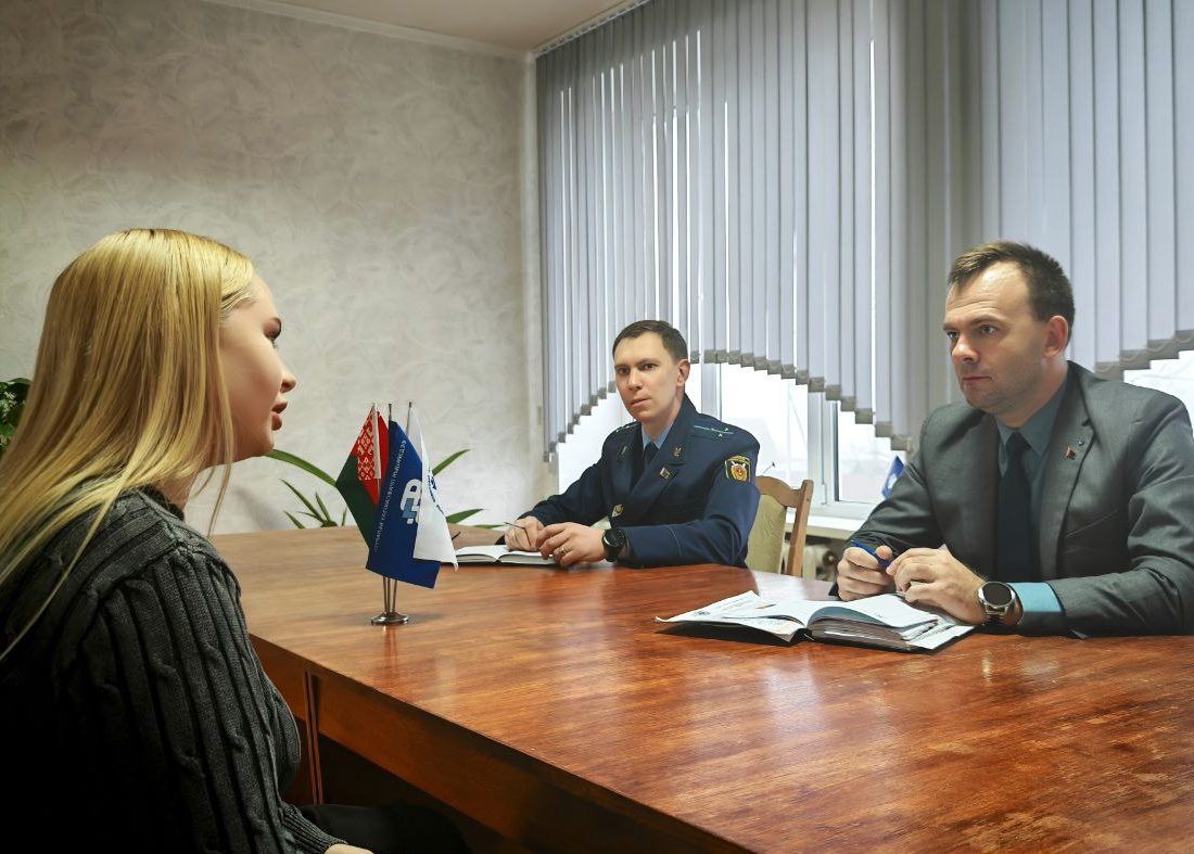 Пенсионер с высшей категорией: кого сокращать первым? В ходе правового приема ФПБ в Гомельской области гражданам давал разъяснения Сергей Хурбатов